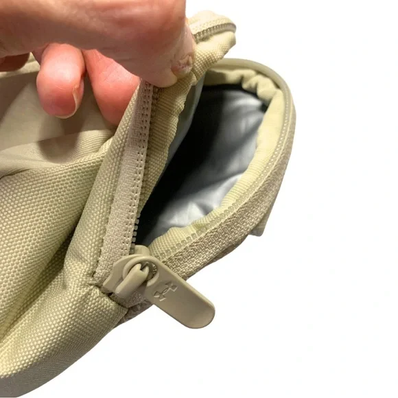 2/$30 Under Armor UA Flex Waist Bag Belt Khaki Crossbody Cream Beige Tan - Picture 7 of 11